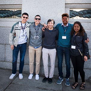 Students at WWII memorial in DC